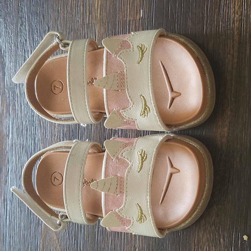 Size 7. Cat & Jack toddler shoes